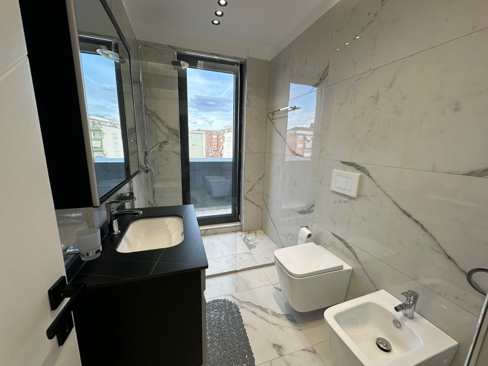 Tirane, jepet me qera apartament 2+1 Kati 5, 107 m² 1.000 € (Shkolla e Kuqe)