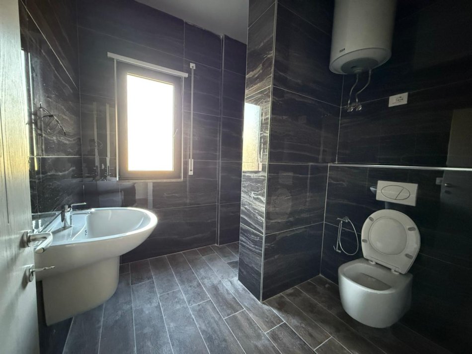 Tirane, jepet me qera zyre Kati 1, 112 m² 550 € (Unaza e Re)