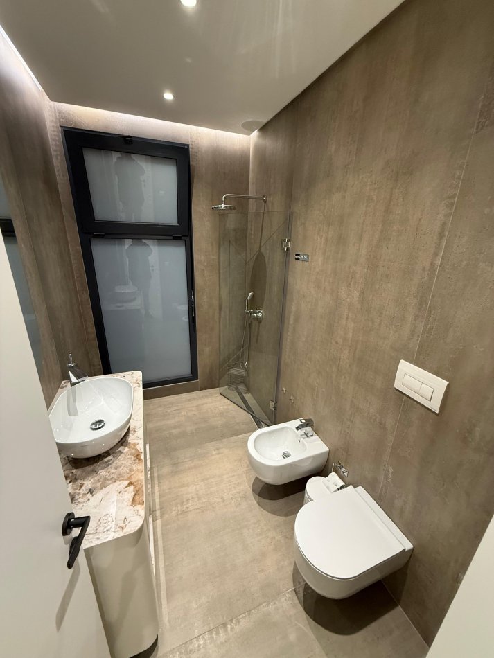 Tirane, jepet me qera apartament 3+1 Kati 1, 148 m² 2.300 € (TEG)