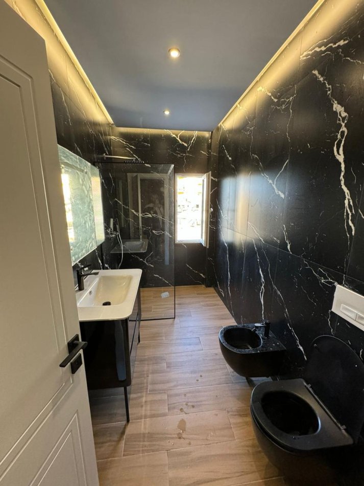 Tirane, jepet me qera apartament 1+1+Ballkon Kati 1, 80 m² 700 € 