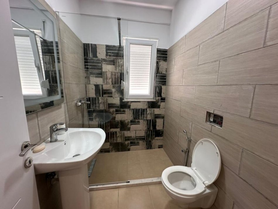 Tirane, jepet me qera apartament 1+1 , 70 m² 550 € 