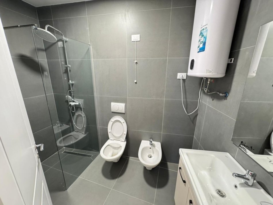 Tirane, jepet me qera apartament 2+1 , 130 m² 2.200 € 