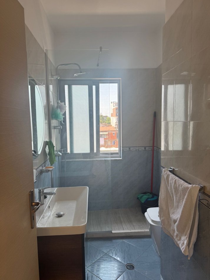 Tirane, jepet me qera apartament 2+1 , 110 m² 650 € 