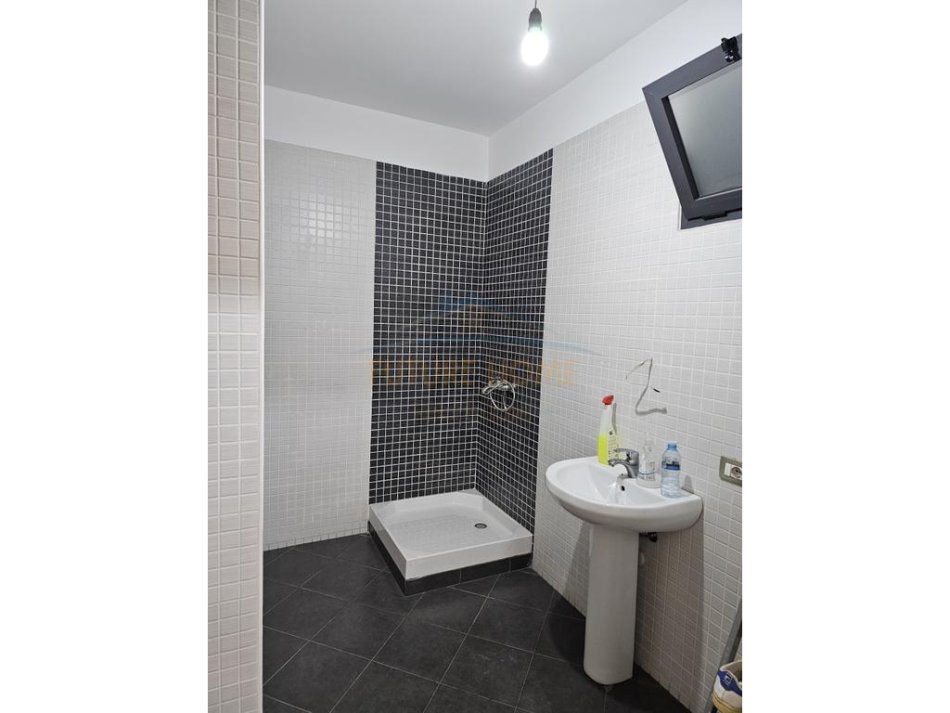 Tirane, jepet me qera apartament 2+1 Kati 3, 124 m² 800 € 