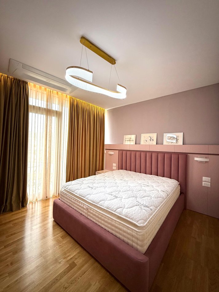 Tirane, shitet apartament 4+1+Ballkon , 214 m² 700.000 € 