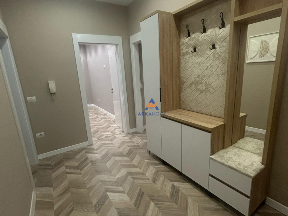Tirane, jepet me qera apartament 2+1+Ballkon Kati 7, 120 m² 1.200 € (QENDER,9 KATSHET)