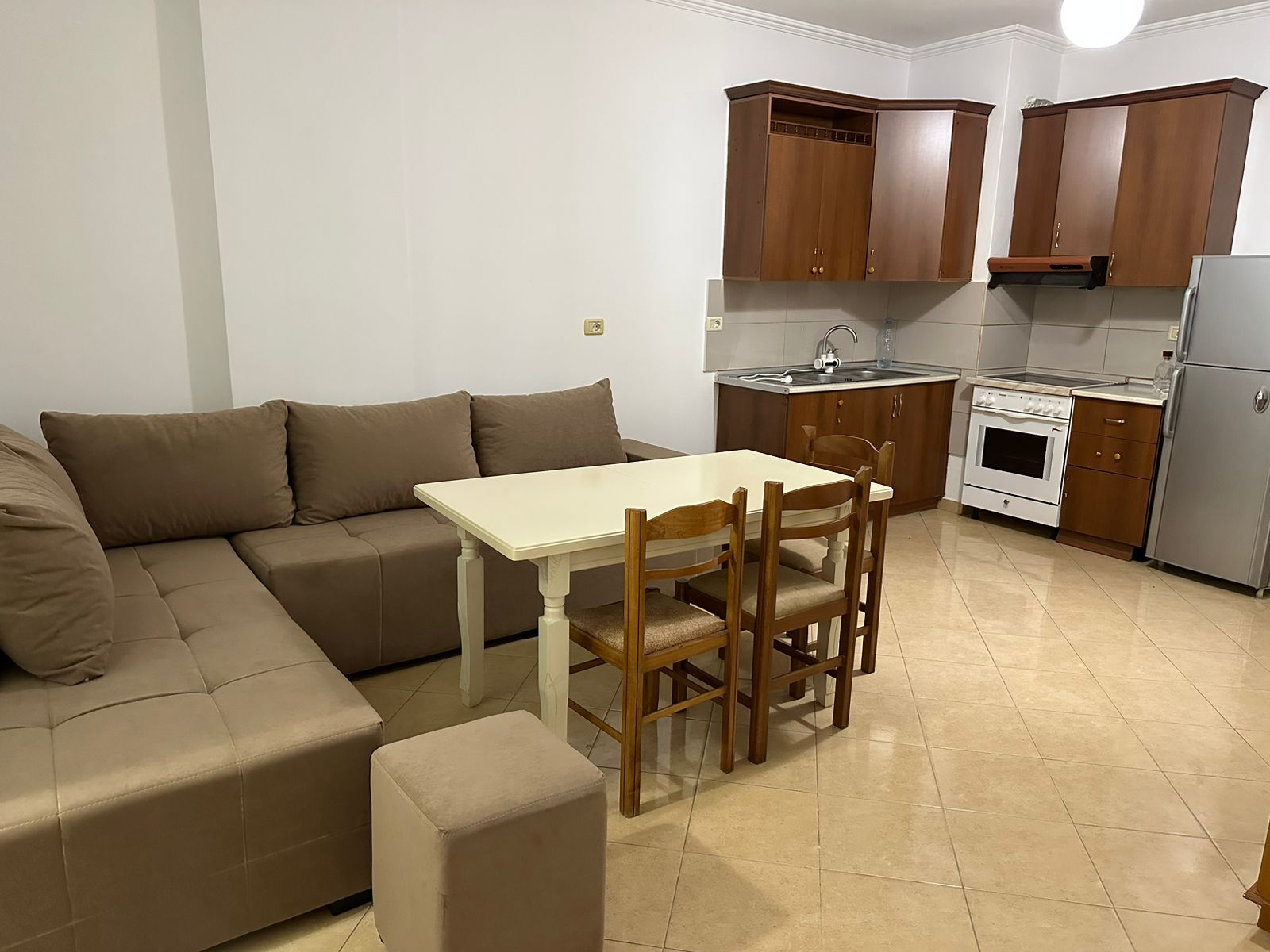 Jepet me qera Apartamenti 2+1 350 mije leke , Yzberisht prane KMY.