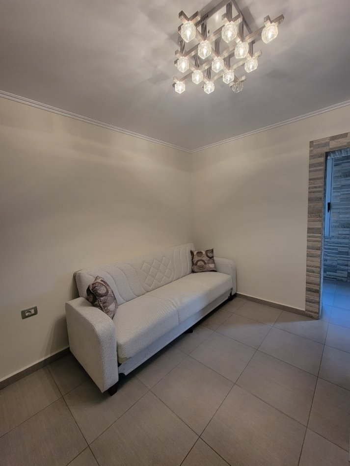 Tirane, jepet me qera apartament 1+1 Kati 3, 60 m² 550 € (BRRYL)