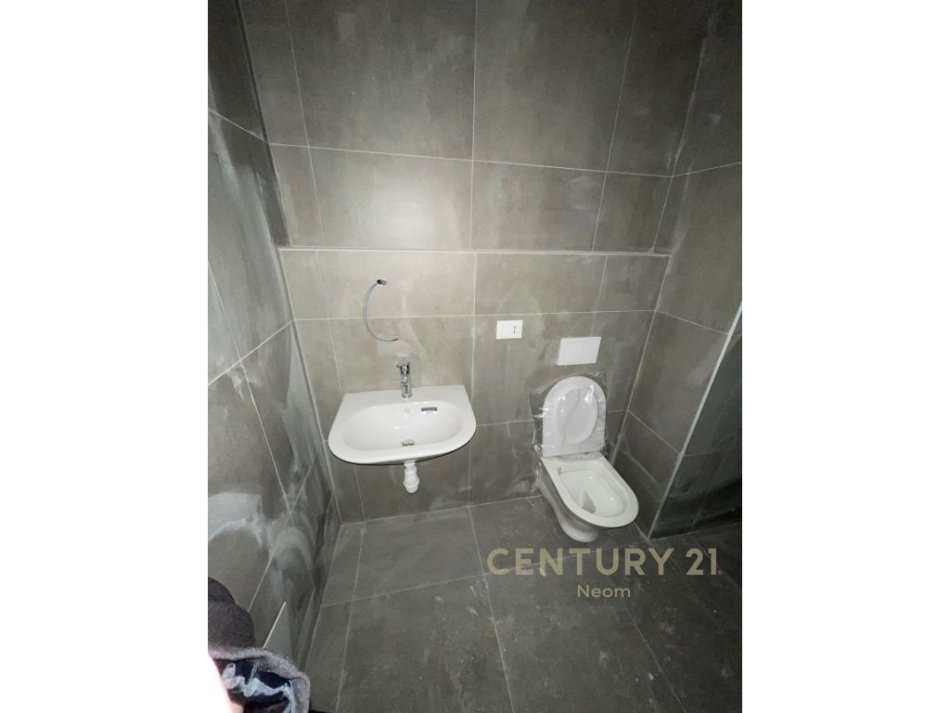 Tirane, jepet me qera ambjent biznesi Kati 4, 105 m² 500 € (Kompleksi Arlis, Rruga e Dibrës)
