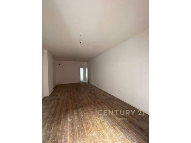 Tirane, jepet me qera zyre Kati 4, 105 m² 500 Euro (Rruga e Dibres)