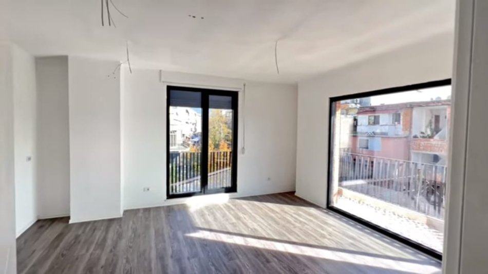 Tirane, jepet me qera apartament 1+1 Kati 2, 77 m² 430 € (BRRYLI)