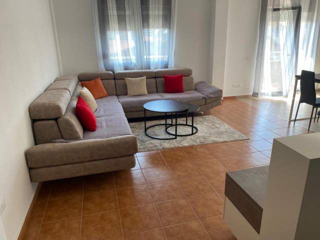 Tirane, jepet me qera Vile 3+1+BLK Kati 3, 140 m² 70.000 Leke (rruga Arben Broci)