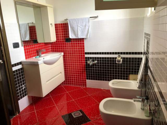 Tirane, shitet Vile 3 Katshe Kati 4, 506 m² 260.000 Euro (QTU)