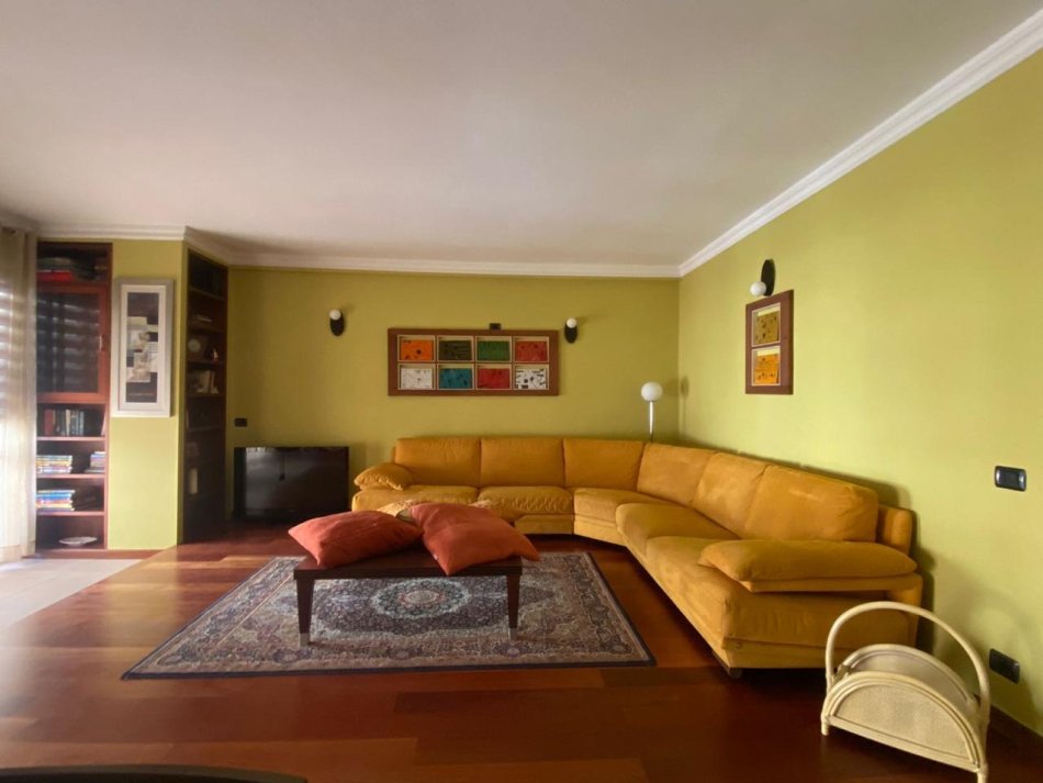Tirane, jepet me qera apartament 2+1+Ballkon Kati 5, 120 m² 850 € (rruga hoxha tahsim)