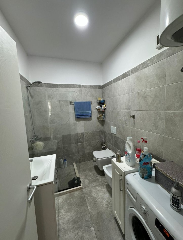 Tirane, shitet apartament 3+1 Kati 4, 140 m² 225.000 € (Rruga 3 Deshmoret, Yzberisht)