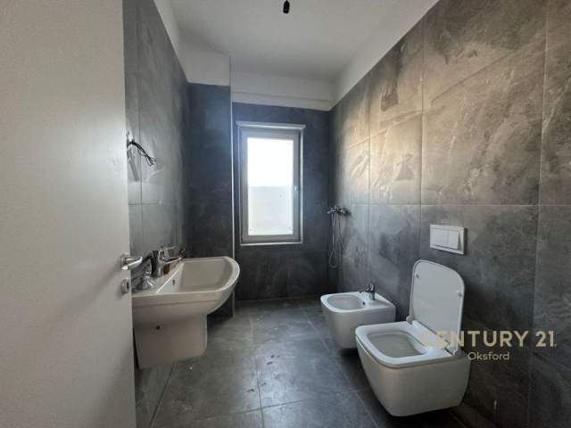 Tirane, jepet me qera apartament 1+1+BLK Kati 0, 94 m² 350 Euro (QTU)