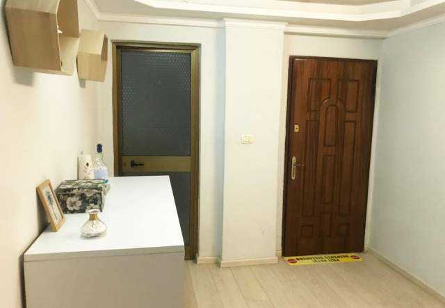 Tirane, jepet me qera ambjent biznesi 150 m² 900 Euro