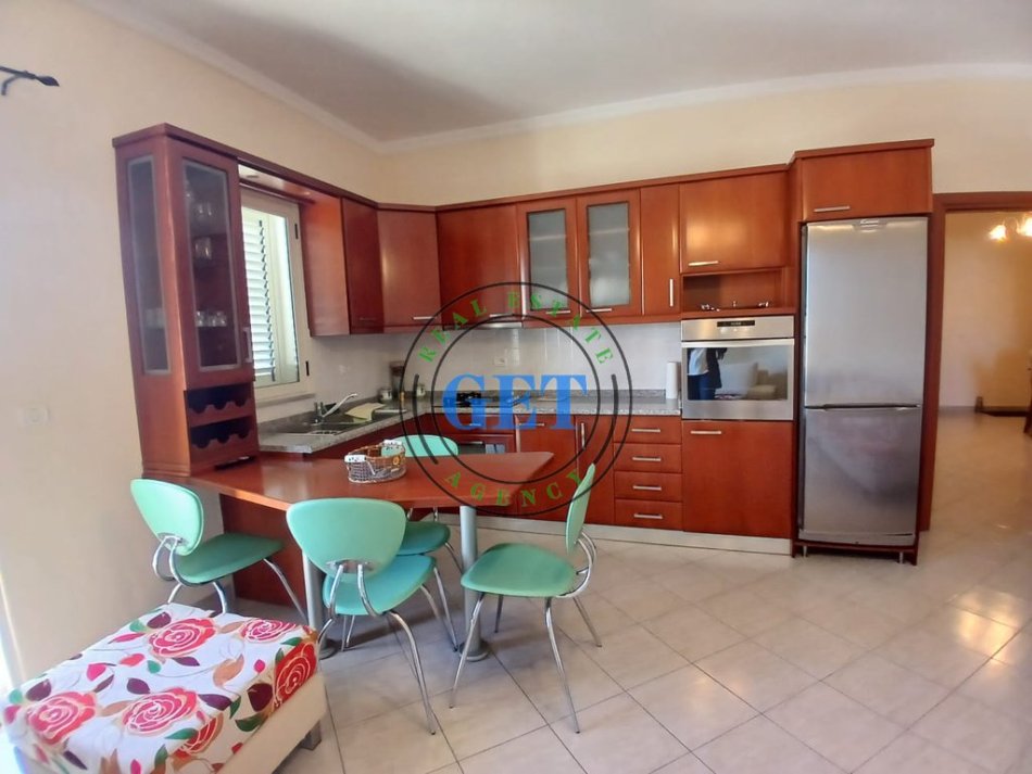 Durres, jepet me qera apartament 2+1+Ballkon Kati 6, 100 m² 450 € (KAZAZI,DURRES)