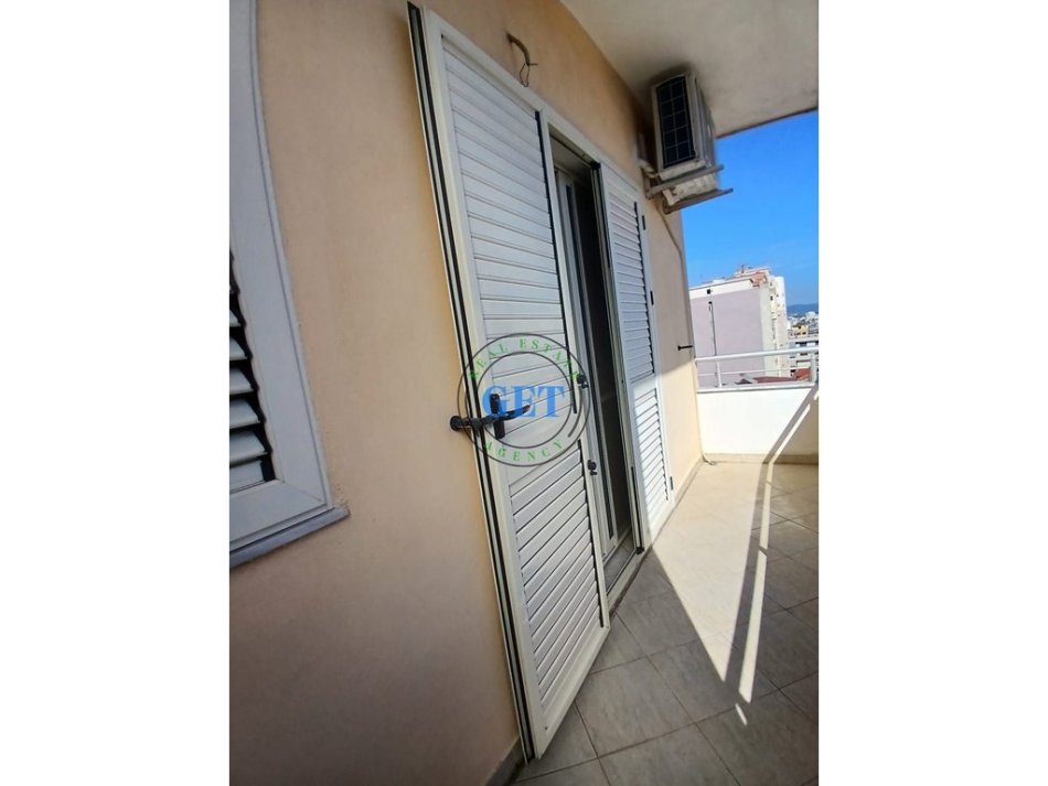 Durres, jepet me qera apartament 2+1+Ballkon Kati 6, 100 m² 450 € (KAZAZI,DURRES)