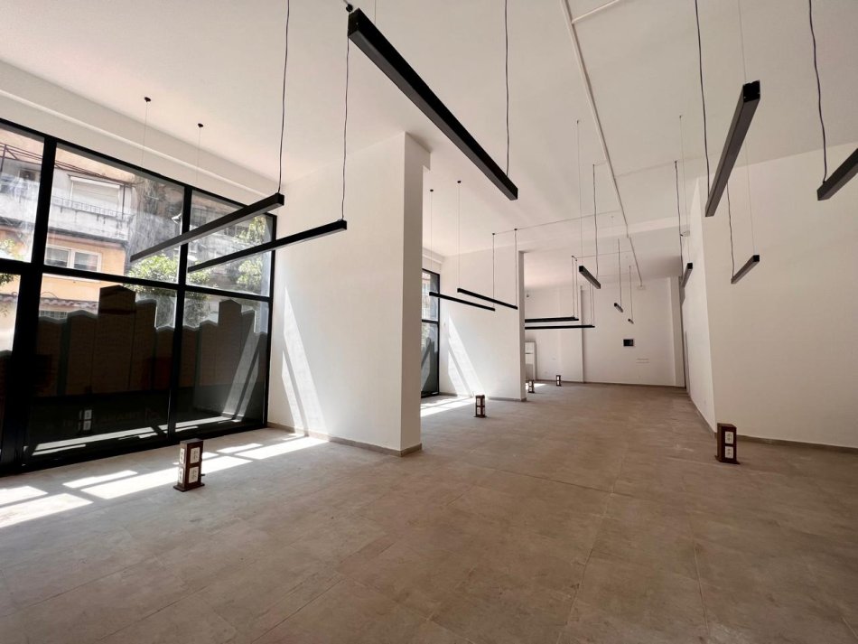 Tirane, jepet me qera ambjent biznesi Kati 0, 210 m² 2.700 € (Rruga barrikadave)