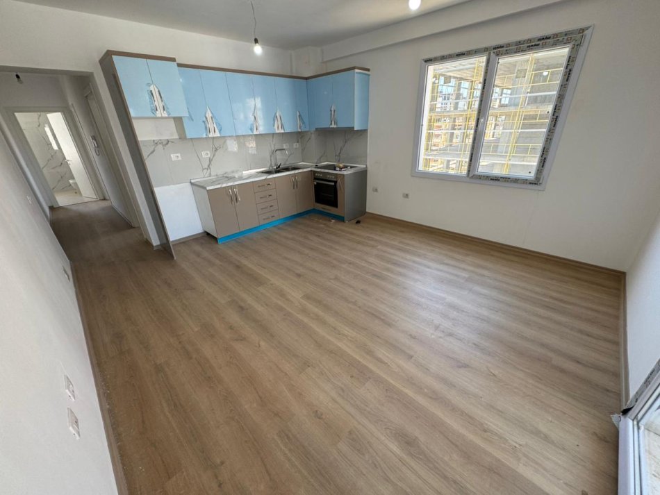 Tirane, jepet me qera apartament 2+1 Kati 6, 80 m² 550 € (ish fusha e aviacionit)