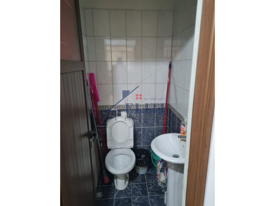 Tirane, jepet me qera zyre Kati 3, 65 m² 750 € (Drejtoria e Policise)