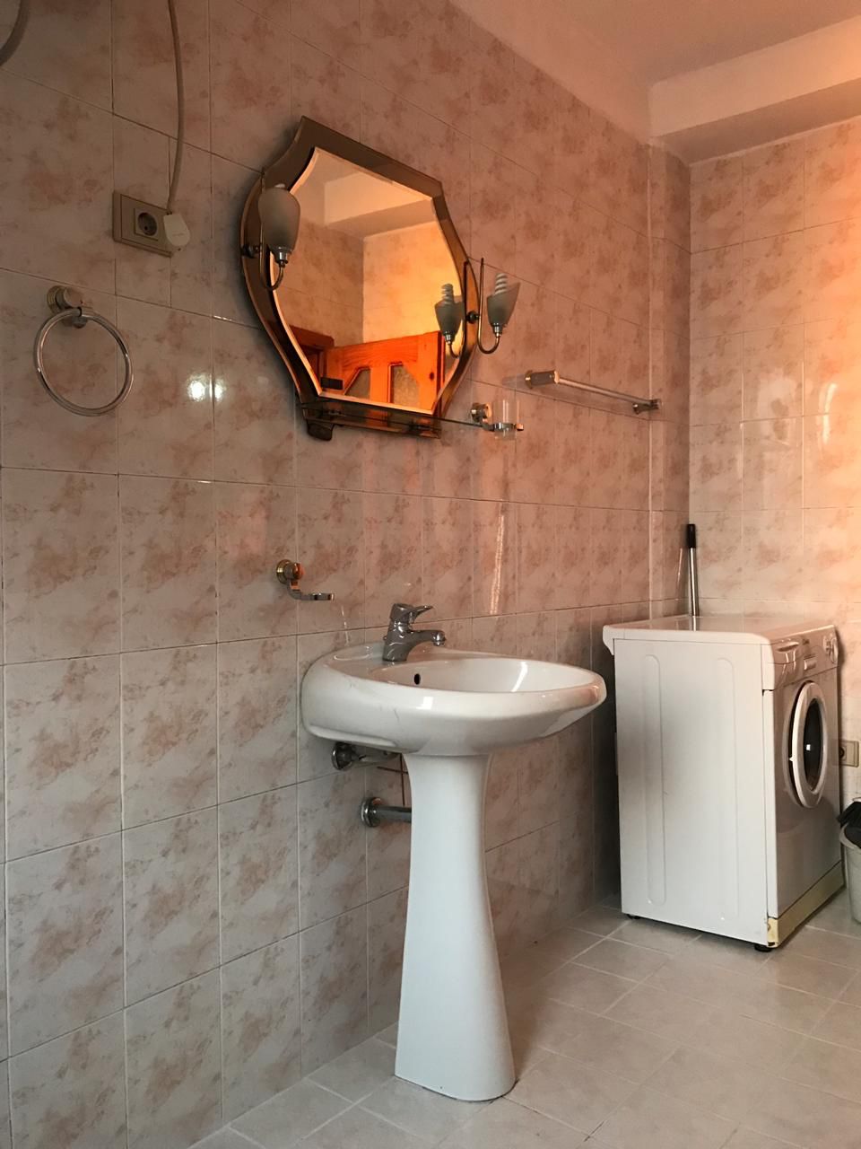 Jepet me qera Apartamenti 1+1 430 mije leke , rruga Myslym Shyr prane Dyqanit ONE.