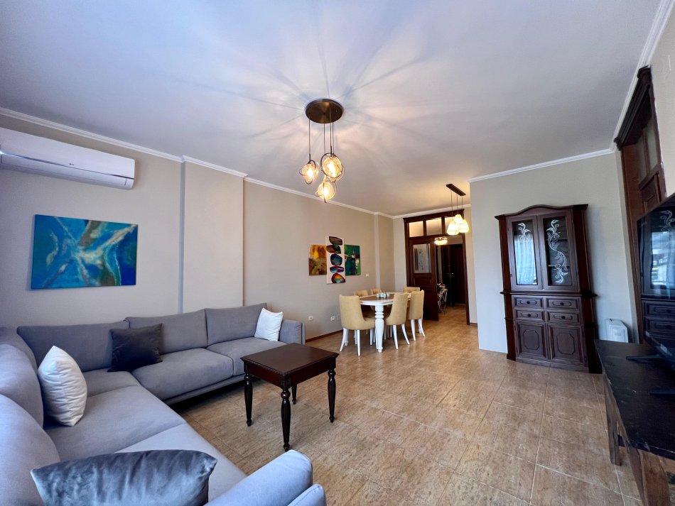 Tirane, jepet me qera apartament 2+1+Ballkon, Kati 10, 130 m² 1,000 € (Bllok)