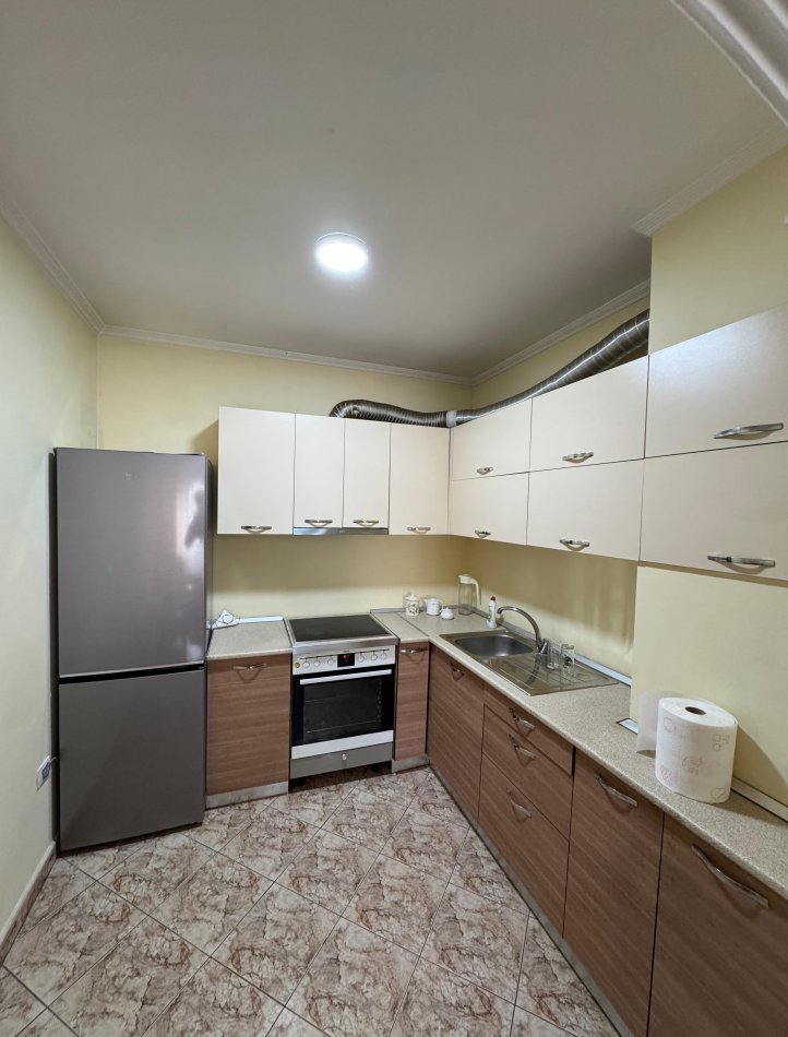 Tirane, jepet me qera apartament 2+1+Ballkon Kati 9, 105 m² 750 € (Stacioni i Trenit)
