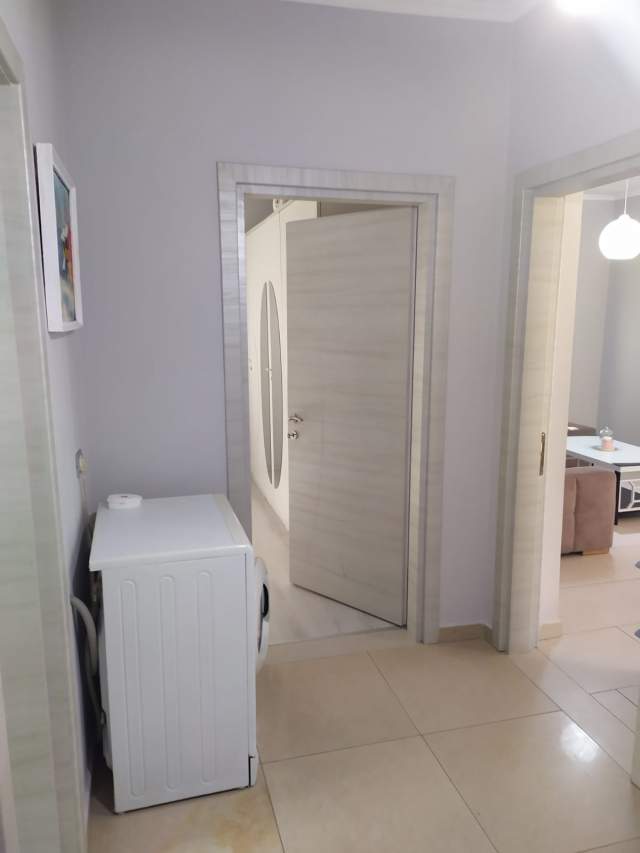 Tirane, jepet me qera apartament 1+1+BLK Kati 3, 62 m² 500 Euro (prane Intersportit)