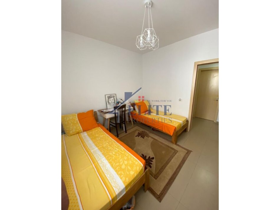 Tirane, jepet me qera apartament 2+1+Ballkon Kati 5, 95 m² 548 € (Yzberisht)