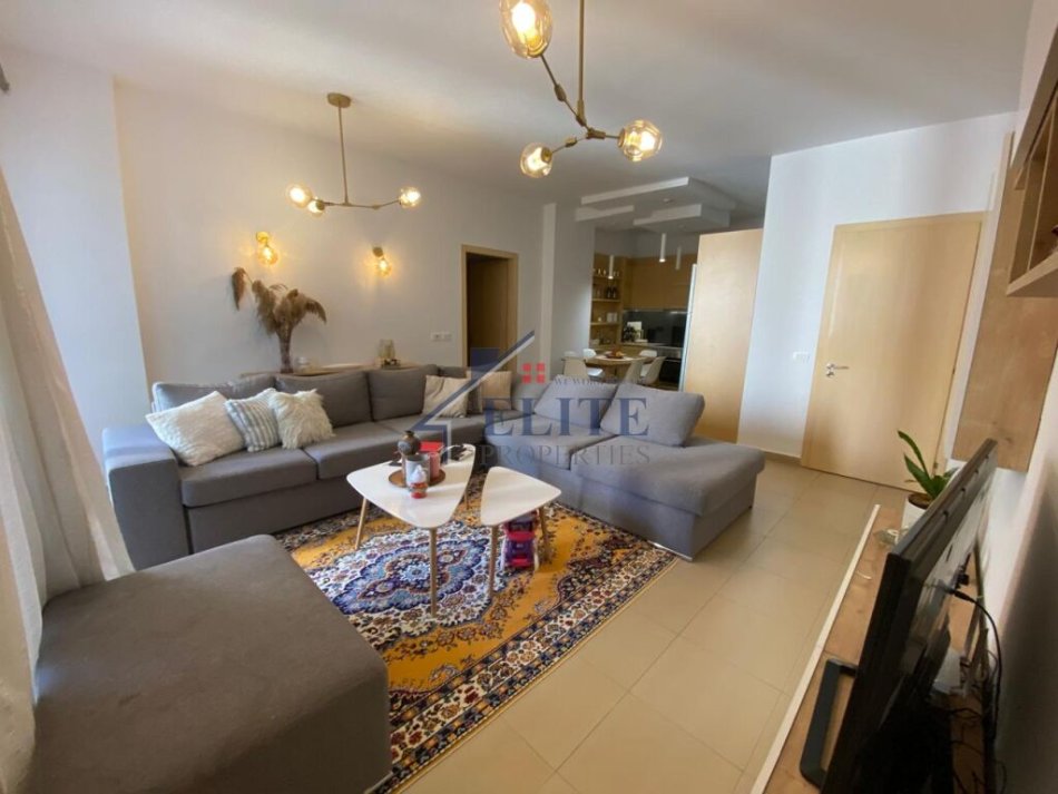 Tirane, jepet me qera apartament 2+1+Ballkon Kati 5, 95 m² 548 € (Yzberisht)
