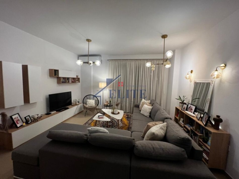 Tirane, jepet me qera apartament 2+1+Ballkon Kati 5, 95 m² 548 € (Yzberisht)