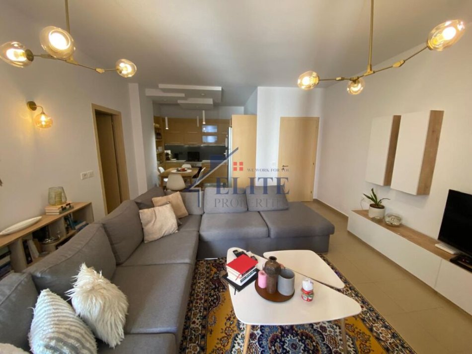 Tirane, jepet me qera apartament 2+1+Ballkon Kati 5, 95 m² 548 € (Yzberisht)
