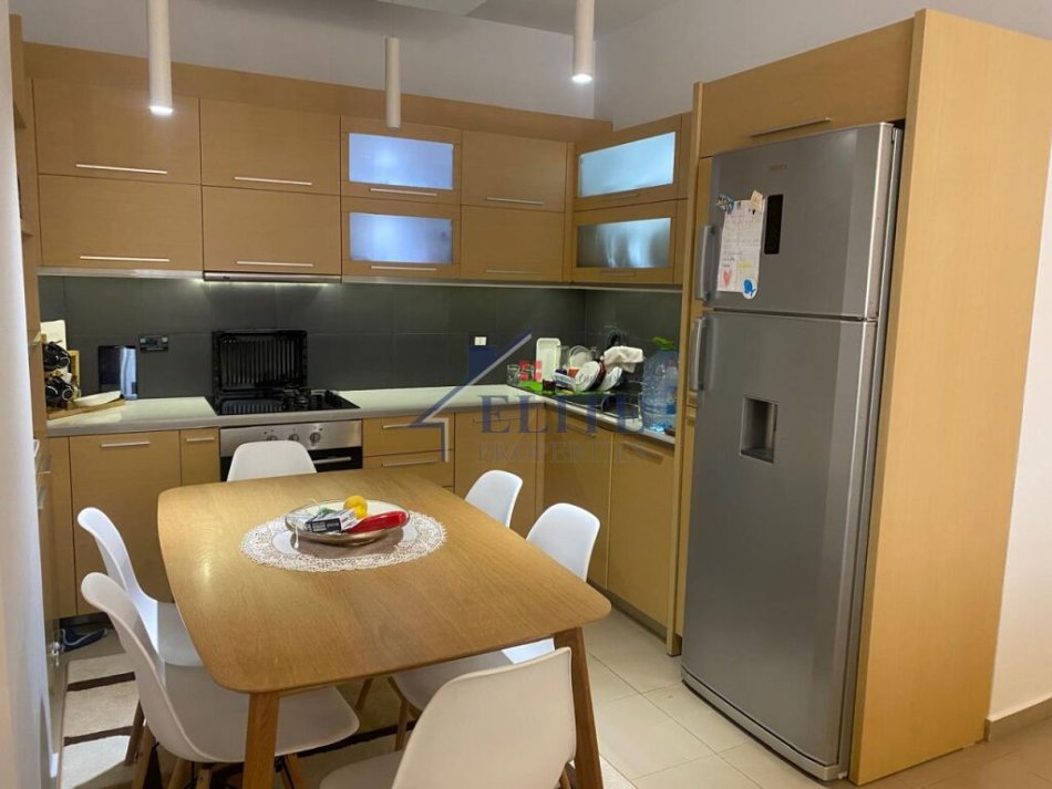 Tirane, jepet me qera apartament 2+1+Ballkon Kati 5, 95 m² 548 € (Yzberisht)