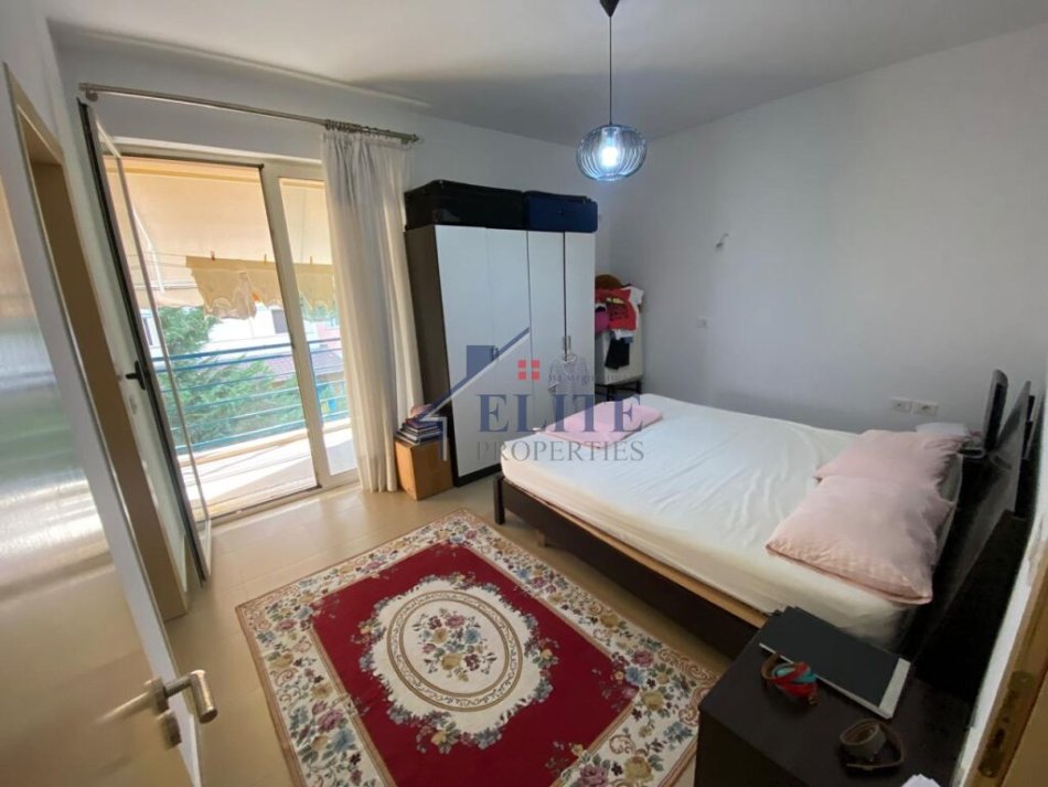 Tirane, jepet me qera apartament 2+1+Ballkon Kati 5, 95 m² 548 € (Yzberisht)