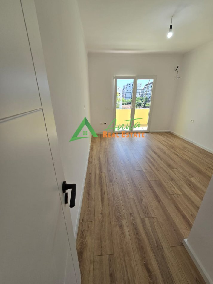 Tirane, shes apartament 1+1+Ballkon, Kati 4, 71 m2 120,000 € (Rruga Riza Cerova)