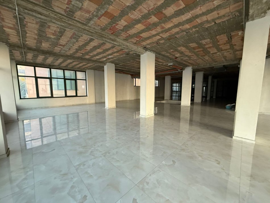 Tirane, jepet me qera ambjent biznesi Kati 0, 1.000 m² (Mbikalimi i Kristalit)