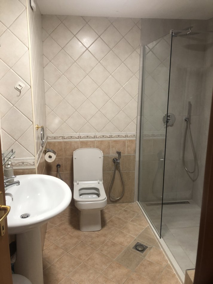 Tirane, jepet me qera apartament 1+1 Kati 8, 75 m² 960 € (Perlat Rexhepi)