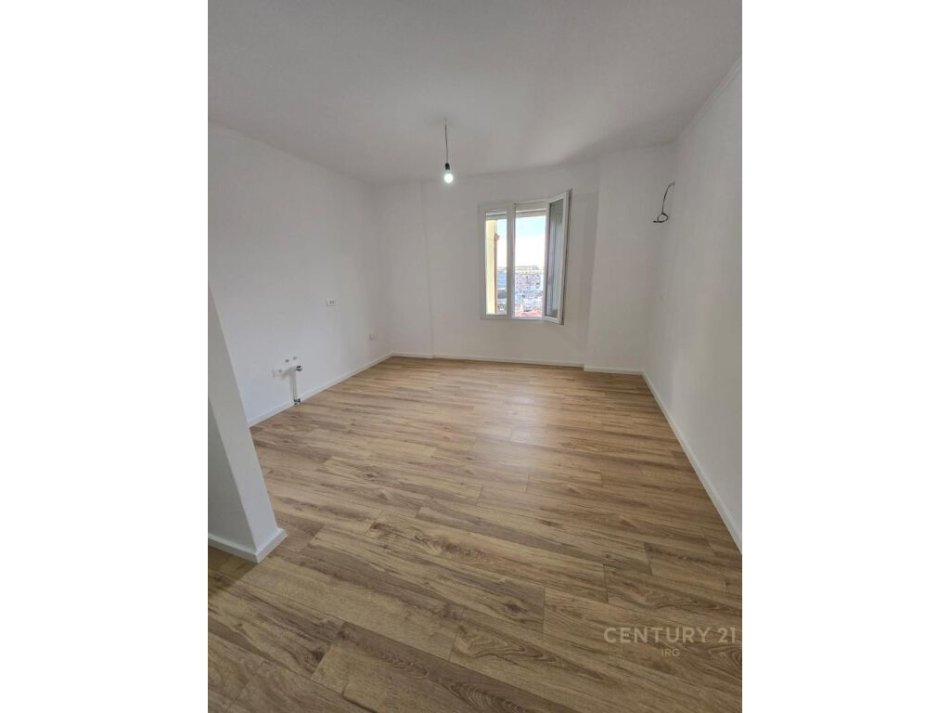 Tirane, shitet apartament 2+1+Ballkon Kati 5, 132.000 € (Apartament 2+1 ne Xhamllik, pallat i ri)