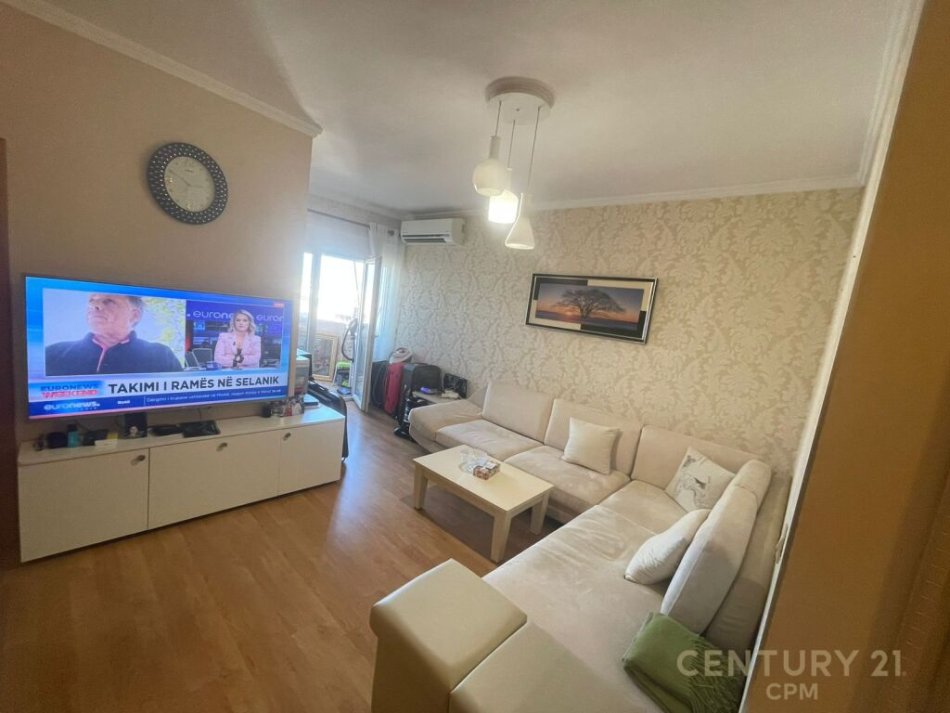 Tirane, shitet apartament 1+1+Ballkon Kati 15, 157.000 € (ne qender te Tiranes, tek 9 kateshet, pallat me ashensor)