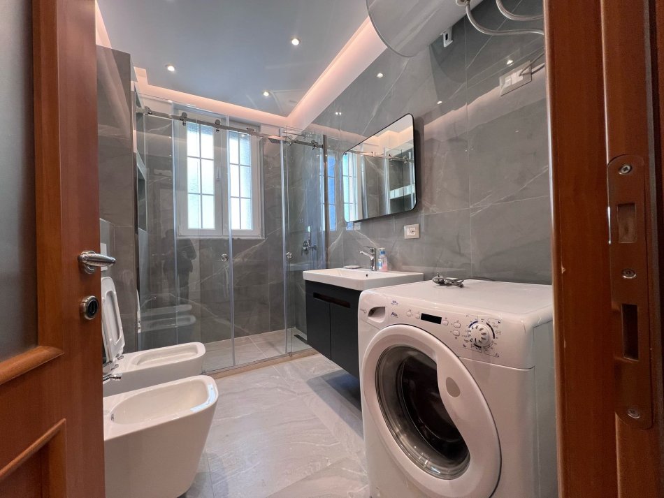 Tirane, jepet me qera apartament 2+1+Ballkon Kati 4, 100 m² 700 € (Isuf Elezi)