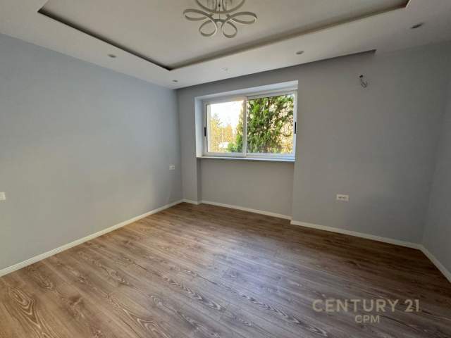 Tirane, jepet me qera zyre Kati 2, 93 m² 1.000 Euro (Zogu i Zi)