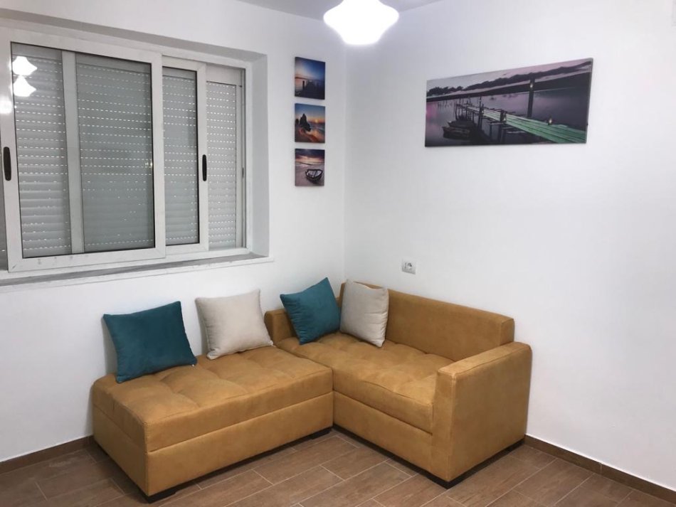 Tirane, shes garsonier 1+1 Kati 1, 1.200.000 € (Rruga Ferit Xhajko)