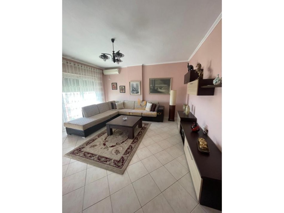 Tirane, jepet me qera apartament 2+1+Aneks+Ballkon Kati 8, 100 m² 850 € (ish sheshi shqiponja)