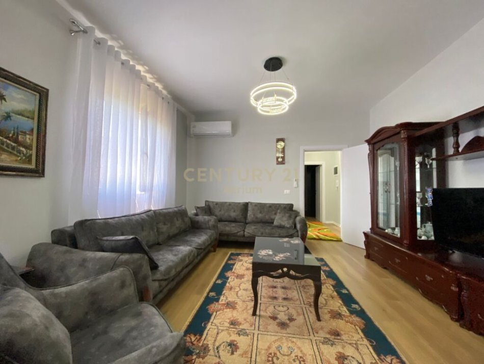 Tirane, jepet me qera apartament 3+1+Ballkon Kati 2, 650 € (tek Oxhaku, rruga "Kongresi i Manastirit")