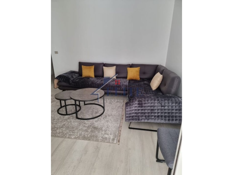 Tirane, jepet me qera apartament 1+1+Ballkon Kati 3, 70 m² 650 € (Komuna e Parisit)