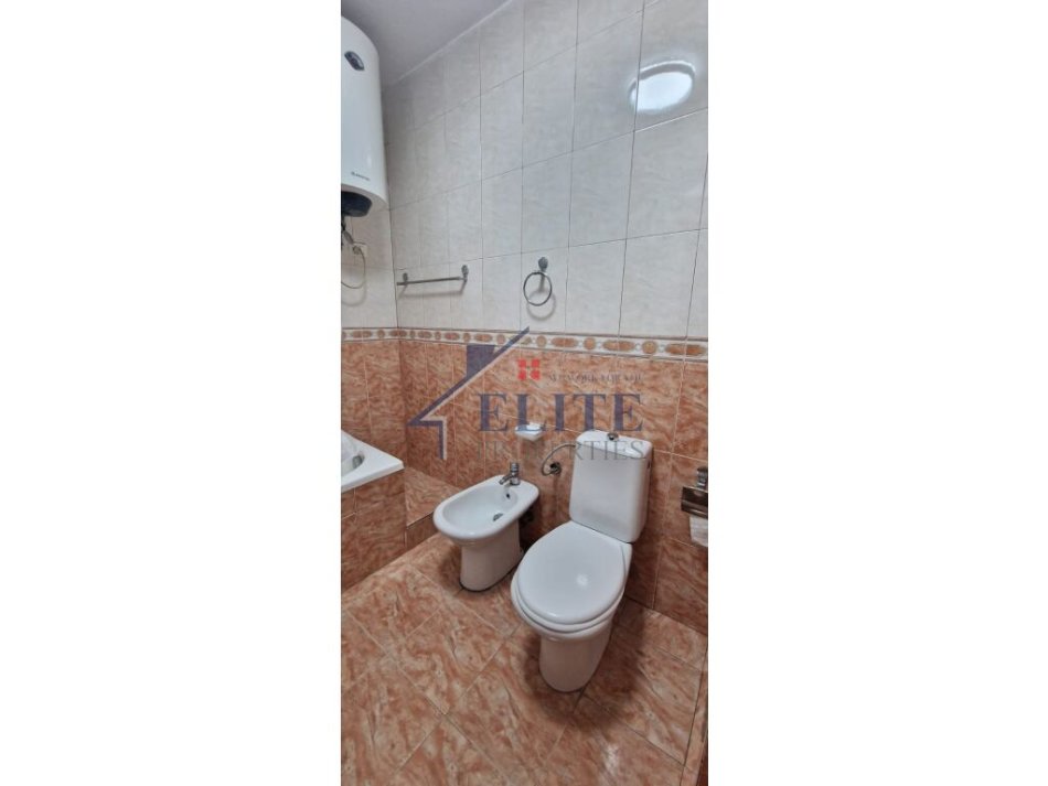 Tirane, jepet me qera apartament 1+1+Ballkon Kati 3, 70 m² 650 € (Komuna e Parisit)