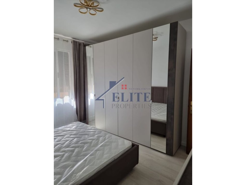 Tirane, jepet me qera apartament 1+1+Ballkon Kati 3, 70 m² 650 € (Komuna e Parisit)