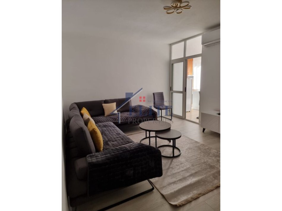 Tirane, jepet me qera apartament 1+1+Ballkon Kati 3, 70 m² 650 € (Komuna e Parisit)